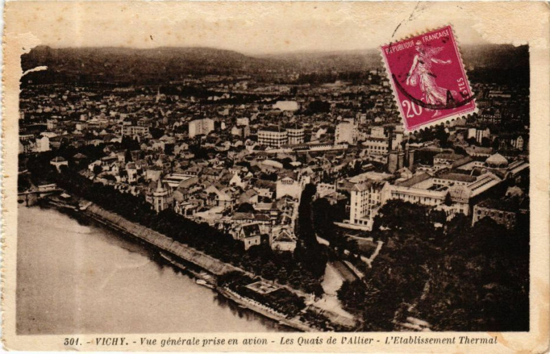 Carte postale ancienne Vichy Vue générale prise en avion-Les Quais de l'Allier à Vichy