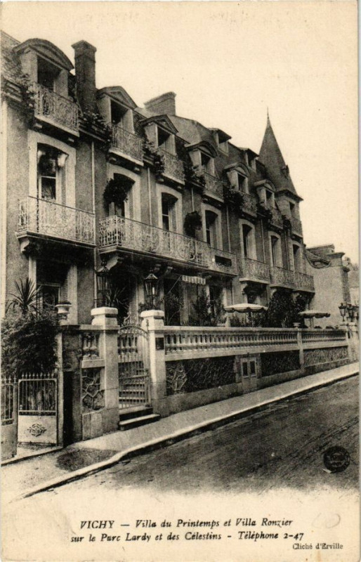 Carte postale ancienne Vichy Villa du Printemps et Villa Ronzier sur le Parc Lardy à Vichy