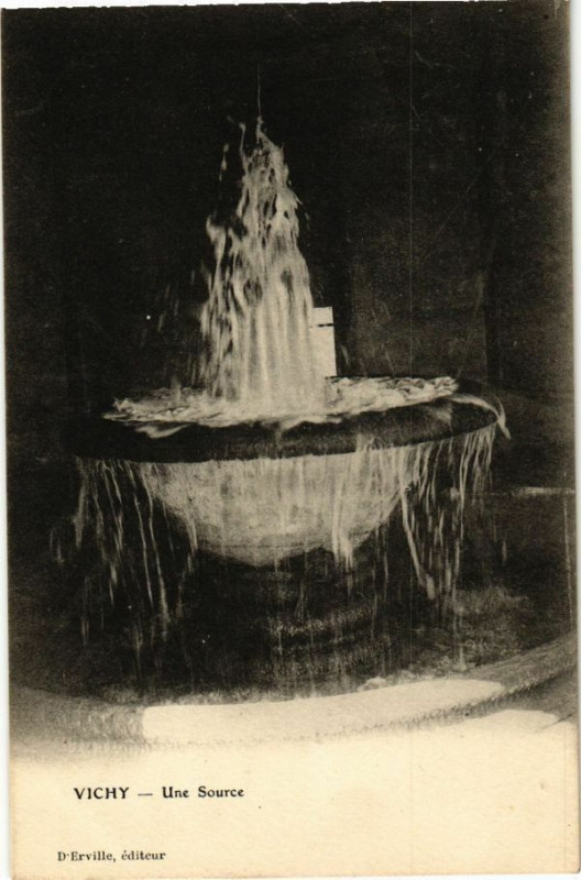 Carte postale ancienne Vichy Une Source à Vichy