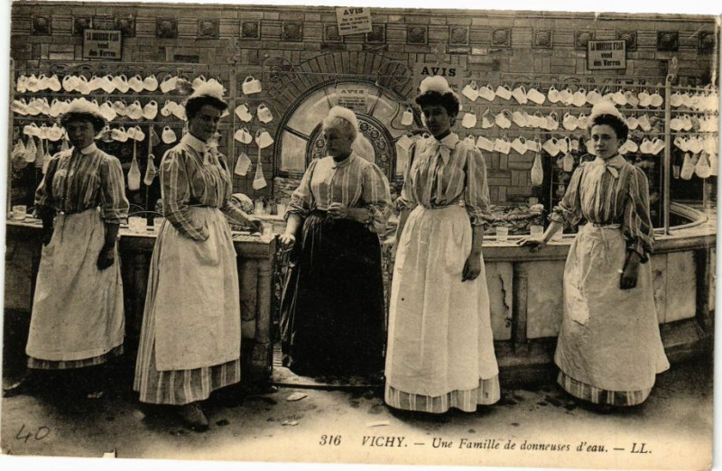 Carte postale ancienne Vichy Une Famille de donneuses d'eau à Vichy