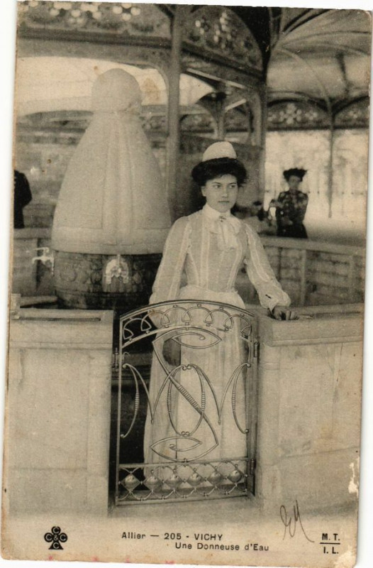 Carte postale ancienne Vichy Une Donneuse d'Eau à Vichy
