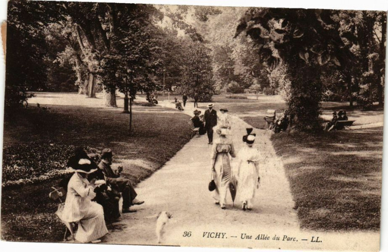 Carte postale ancienne Vichy Une Allée du Parc à Vichy