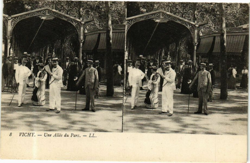 Carte postale ancienne Vichy Une Allée du Parc à Vichy