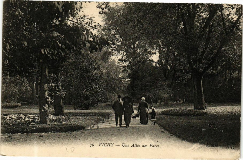 Carte postale ancienne Vichy Une Allée des Parcs à Vichy
