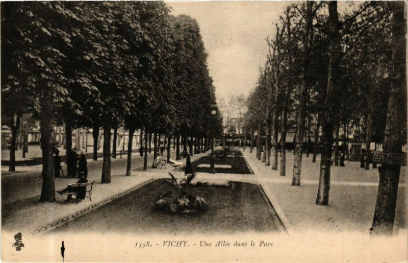 Carte postale ancienne Vichy Une Allée dans le Parc à Vichy