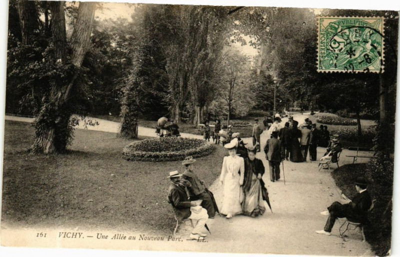 Carte postale ancienne Vichy Une Allée au Nouveau Parc à Vichy