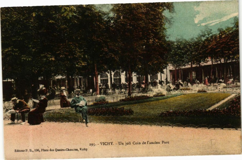 Carte postale ancienne Vichy Un joli Coin de l'ancien Parc à Vichy