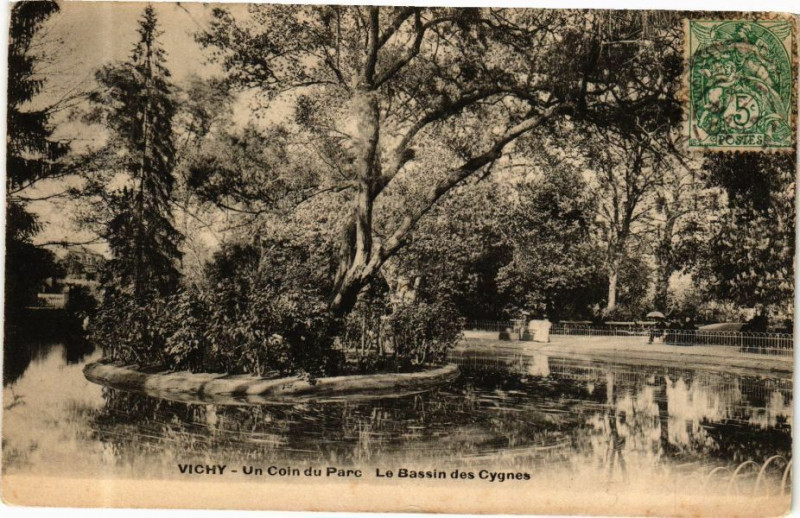 Carte postale ancienne Vichy Un coin du Parc-Le Bassin des Cygnes à Vichy