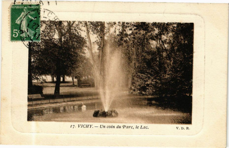 Carte postale ancienne Vichy Un coin du Parc le Lac à Vichy