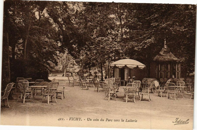 Carte postale ancienne Vichy Un coin du Parc vers la Laiterie à Vichy