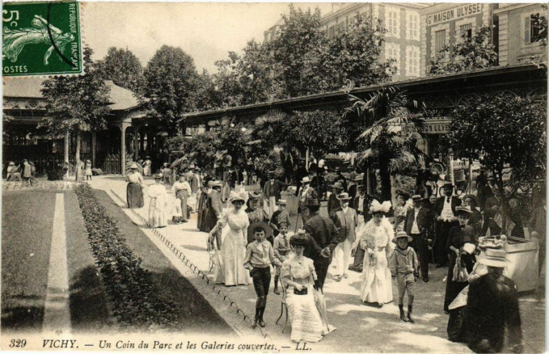 Carte postale ancienne Vichy Un coin du Parc et les Galeries couvertes à Vichy