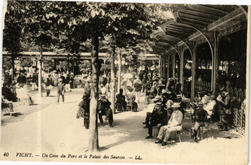 Carte postale ancienne Vichy Un Coin du Parc et le Palais des Sources à Vichy