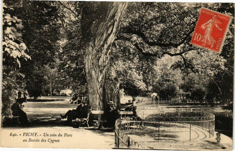 Carte postale ancienne Vichy Un coin du Parc au Bassin des Cygnes à Vichy