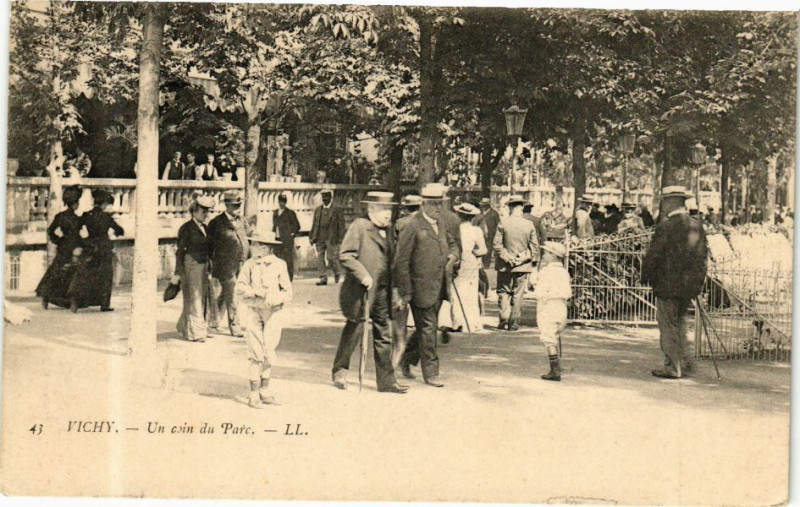 Carte postale ancienne Vichy Un coin du Parc à Vichy