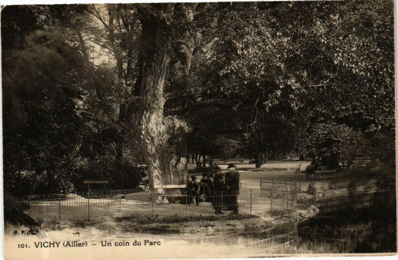 Carte postale ancienne Vichy Un coin du Parc à Vichy