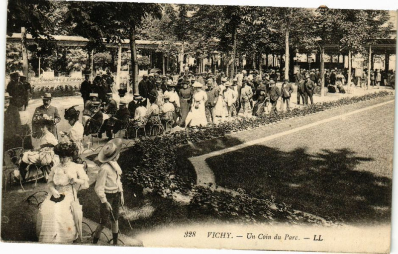 Carte postale ancienne Vichy Un Coin du Parc à Vichy