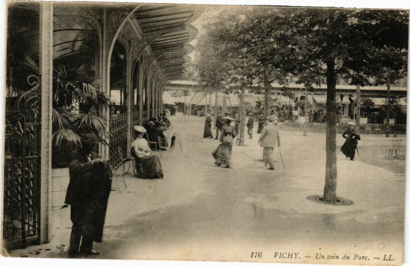 Carte postale ancienne Vichy Un coin du Parc à Vichy