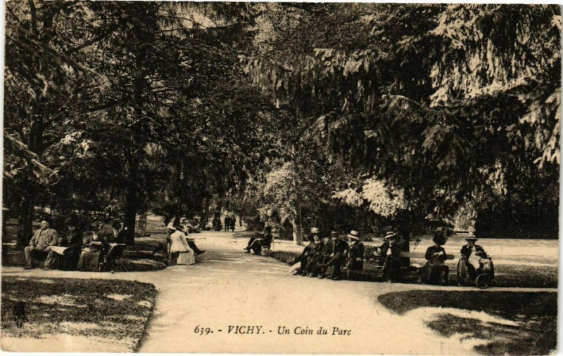 Carte postale ancienne Vichy Un coin du Parc à Vichy