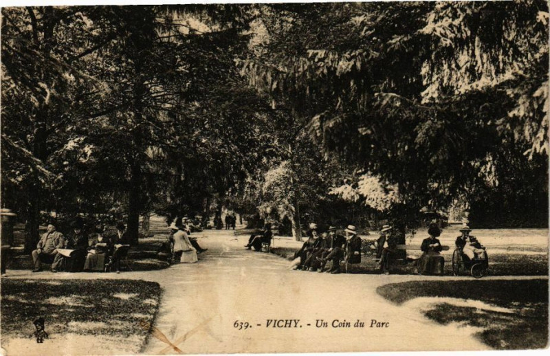 Carte postale ancienne Vichy Un coin du Parc à Vichy