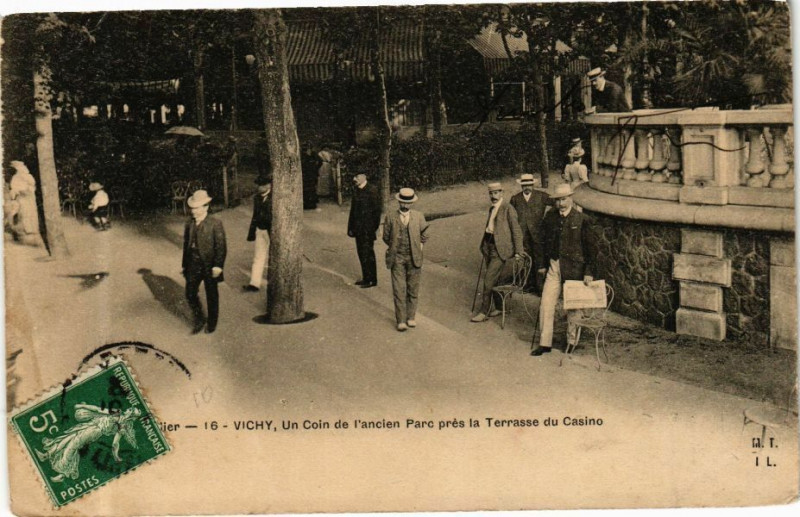 Carte postale ancienne Vichy Un coin de l'ancien Parc prés la Terrasse du Casino à Vichy