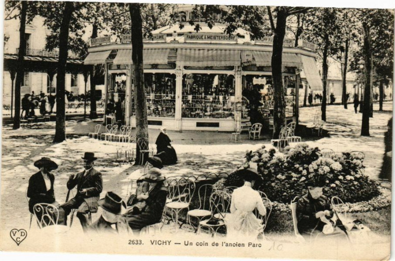 Carte postale ancienne Vichy Un coin de l'ancien Parc à Vichy
