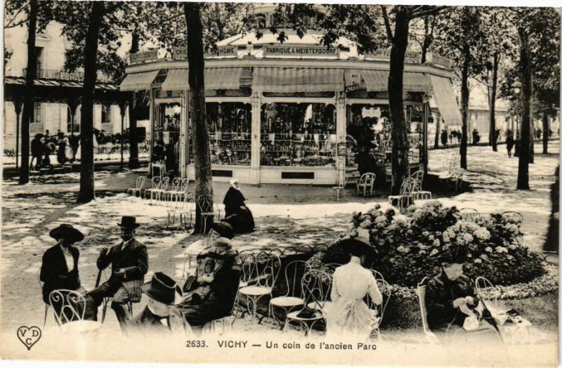 Carte postale ancienne Vichy Un coin de l'ancien Parc à Vichy