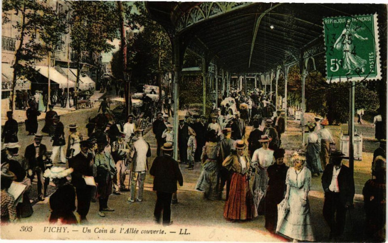 Carte postale ancienne Vichy Un Coin de l'Allée couverte à Vichy