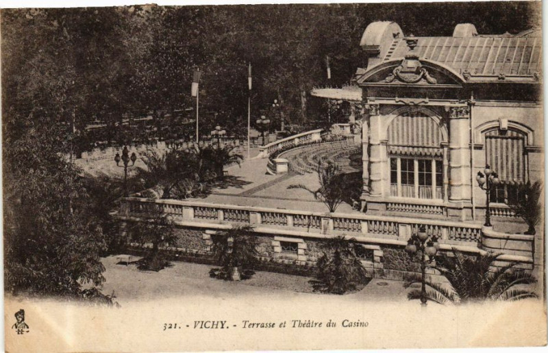 Carte postale ancienne Vichy Terrasse et Théatre du Casino à Vichy