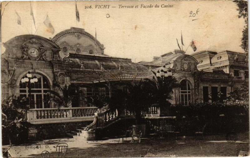 Carte postale ancienne Vichy Terrasse et Facade du Casino à Vichy