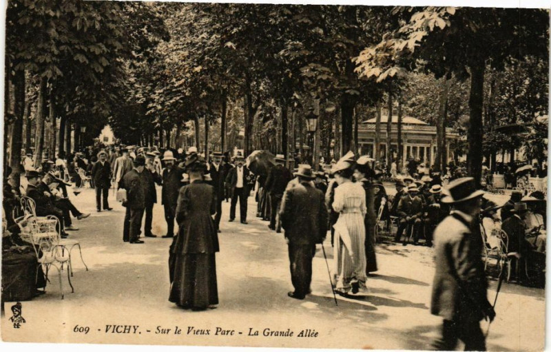 Carte postale ancienne Vichy Sur le Vieux Parc-La Grande Allée à Vichy