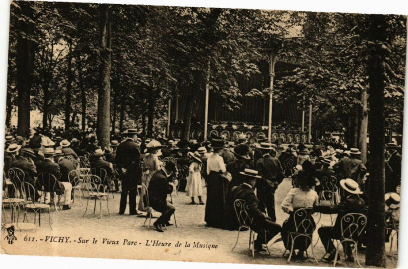 Carte postale ancienne Vichy Sur le Vieux Parc-L'Heure de la Musique à Vichy