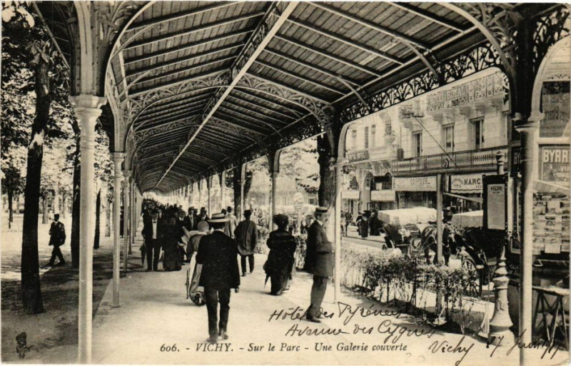 Carte postale ancienne Vichy Sur le Parc-Une Galerie couverte à Vichy