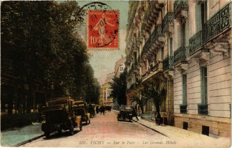 Carte postale ancienne Vichy Sur le Parc-Les Grands Hotels à Vichy