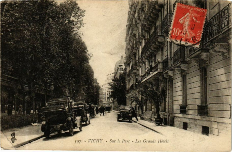 Carte postale ancienne Vichy Sur le Parc-Les Grands Hotels à Vichy