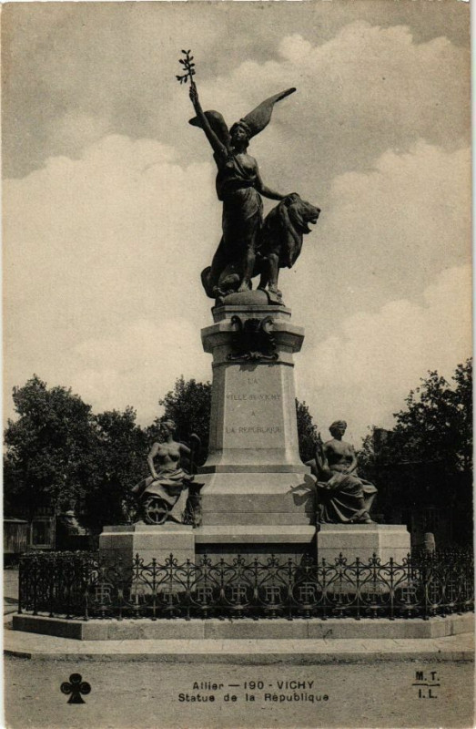 Carte postale ancienne Vichy Statue de la République à Vichy