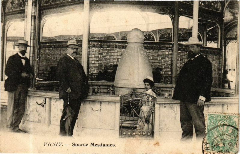 Carte postale ancienne Vichy Source Mesdames à Vichy