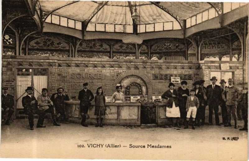 Carte postale ancienne Vichy Source Mesdames à Vichy