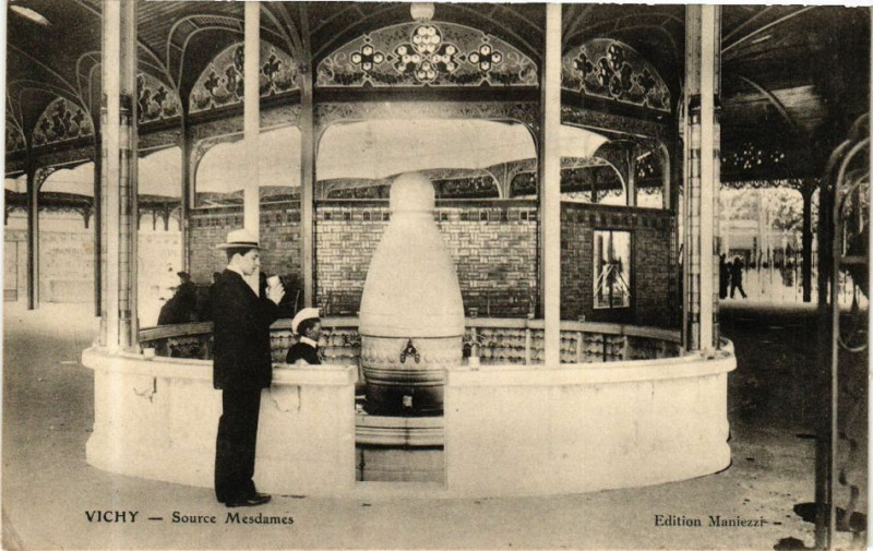 Carte postale ancienne Vichy Source Mesdames à Vichy