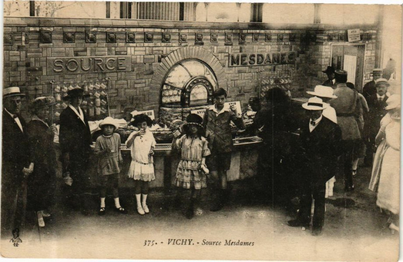 Carte postale ancienne Vichy Source Mesdames à Vichy
