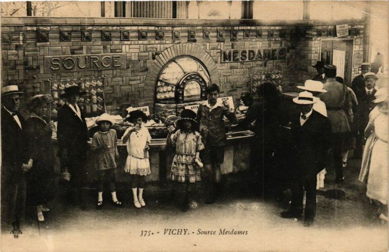 Carte postale ancienne Vichy Source Mesdames à Vichy