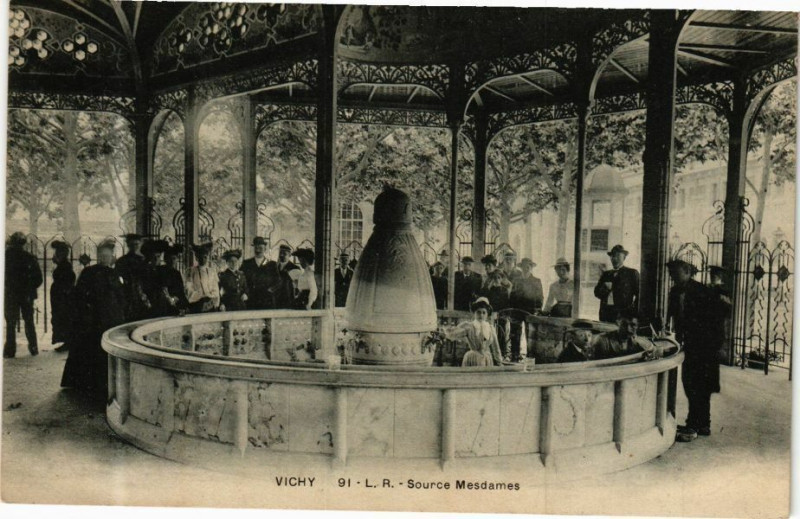 Carte postale ancienne Vichy Source Mesdames à Vichy