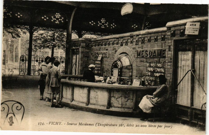 Carte postale ancienne Vichy Source Mesdames à Vichy