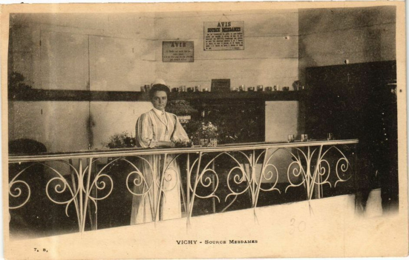 Carte postale ancienne Vichy Source Mesdames à Vichy