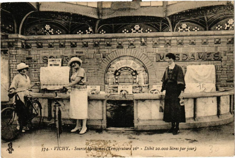 Carte postale ancienne Vichy Source Mesdames à Vichy