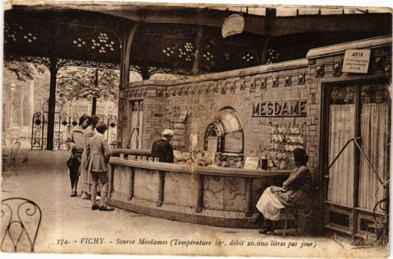 Carte postale ancienne Vichy Source Mesdames à Vichy
