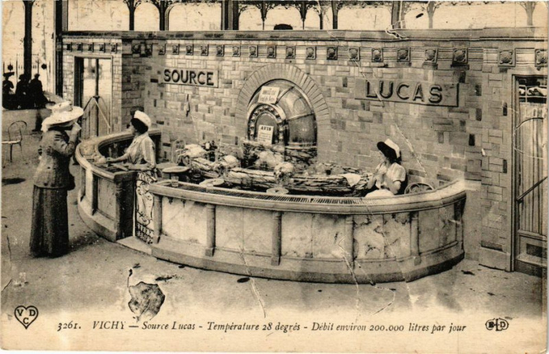 Carte postale ancienne Vichy Source Lucas-Température 28 degres à Vichy