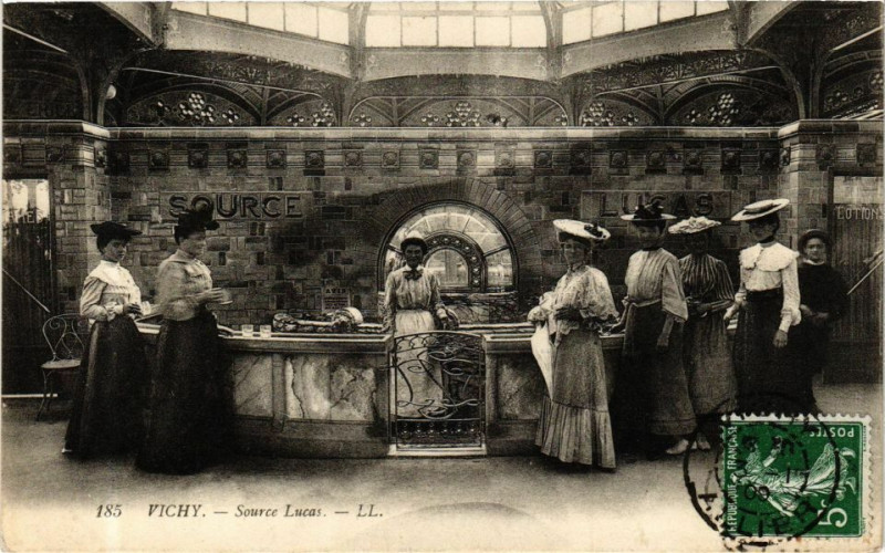 Carte postale ancienne Vichy Source Lucas à Vichy