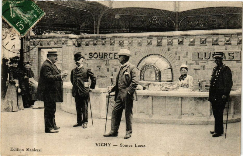 Carte postale ancienne Vichy Source Lucas à Vichy
