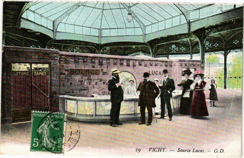 Carte postale ancienne Vichy Source Lucas à Vichy