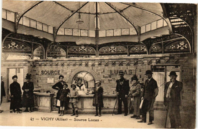 Carte postale ancienne Vichy Source Lucas à Vichy